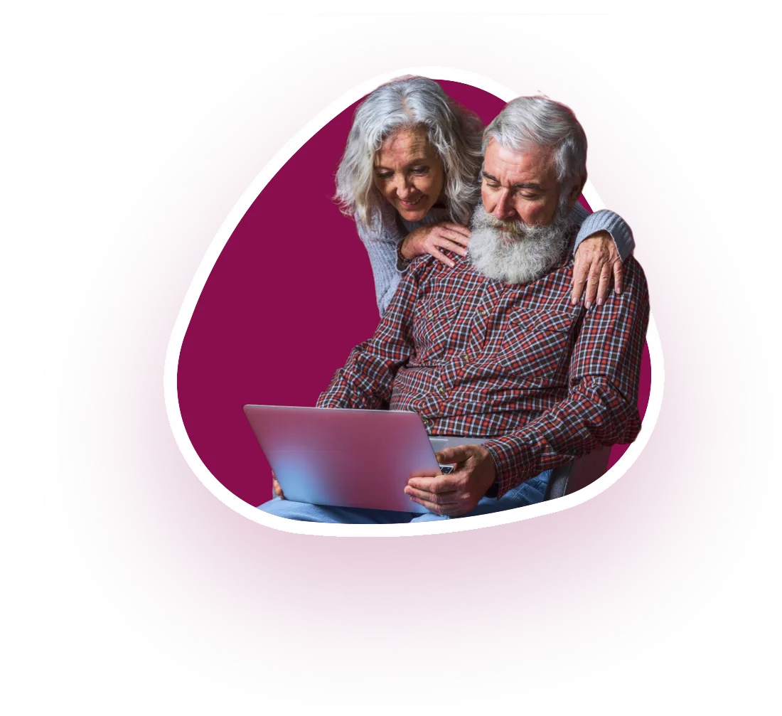 Un couple de seniors partage des photos avec sa famille sur CadreMobiho
